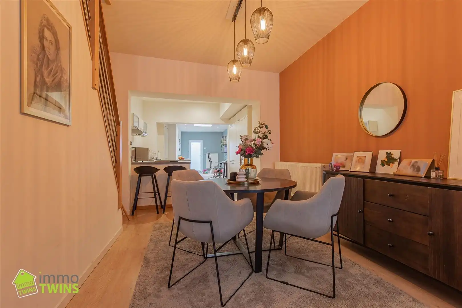 In een rustige maar toch centraal gelegen straat ontdekken we deze volledig instapklare, verrassend ruime en bijzonder energiezuinige woning foto 3