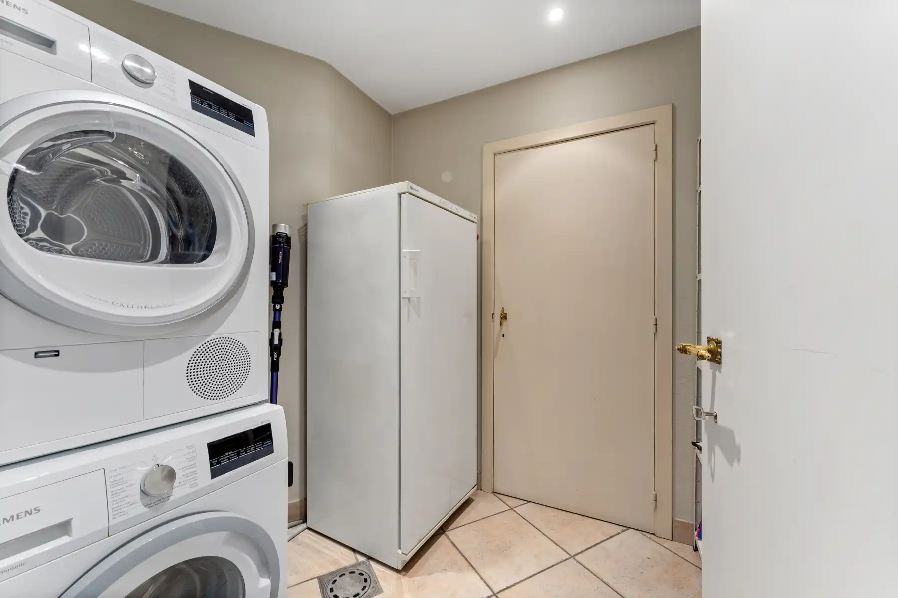 Ruime polyvalente woning met bureel en dubbele garage foto 16