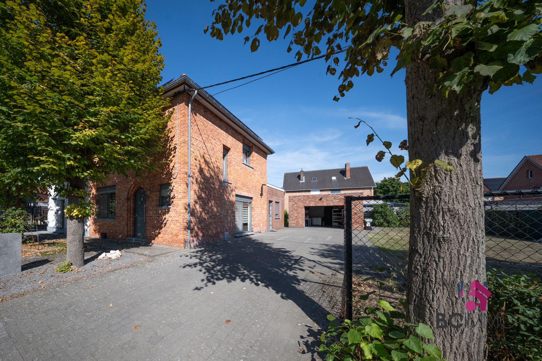 Halfopen woning met garage, zonnepanelen en ruime oprit foto 2