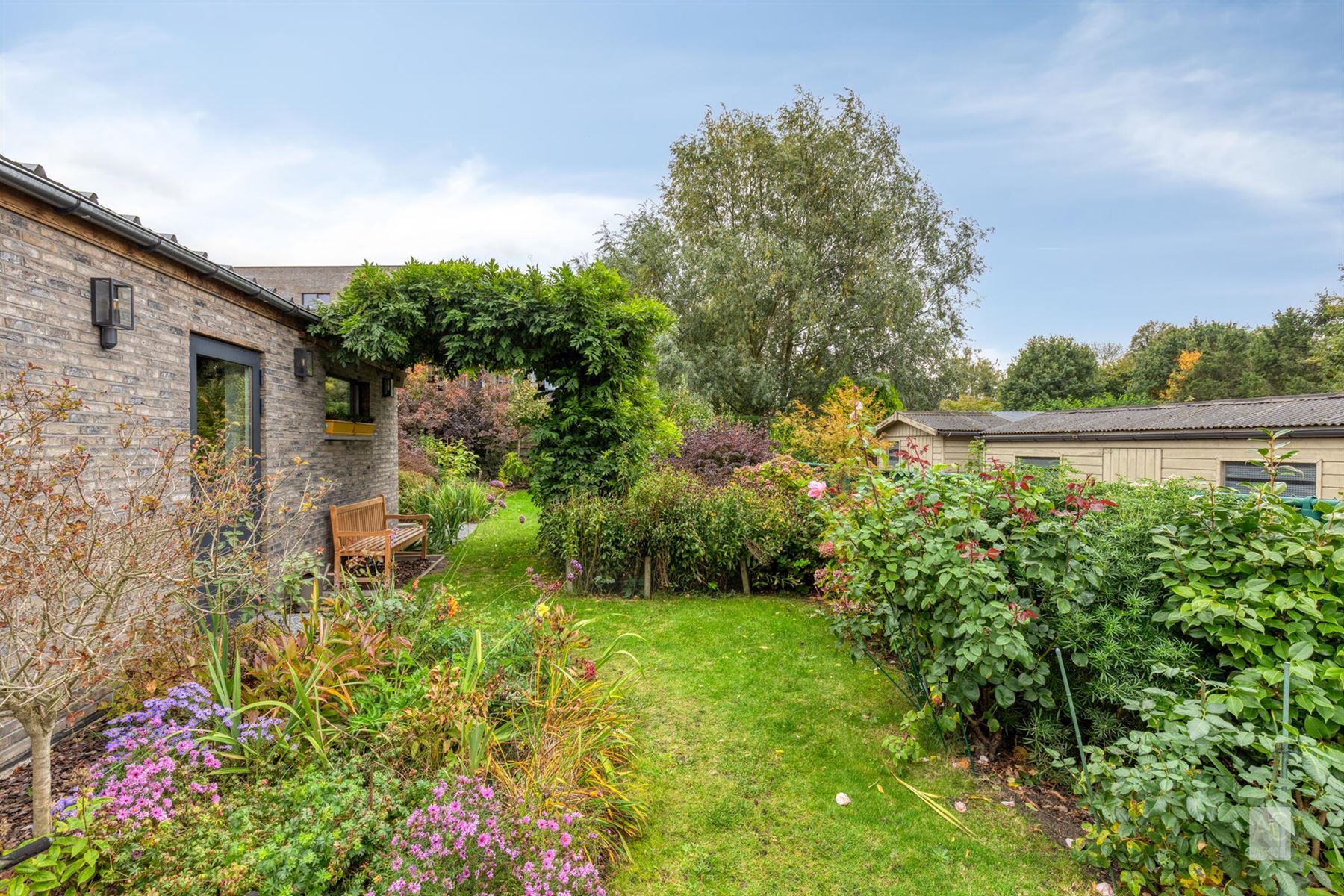 Recente halfopen bebouwing met 3 slaapkamers en garage foto 4