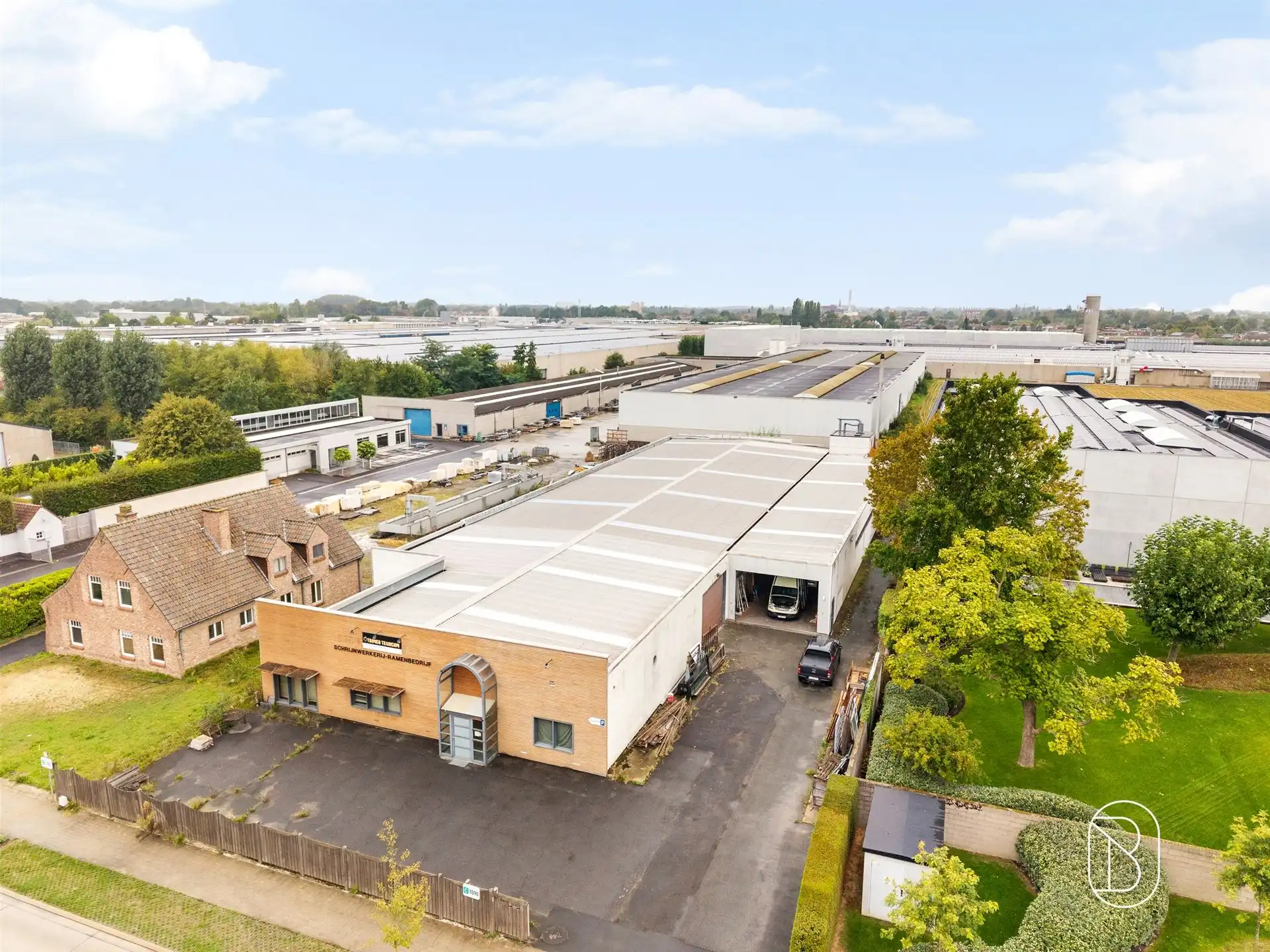 Groot atelier met kantoren en parking.  foto {{pictureIndex}}