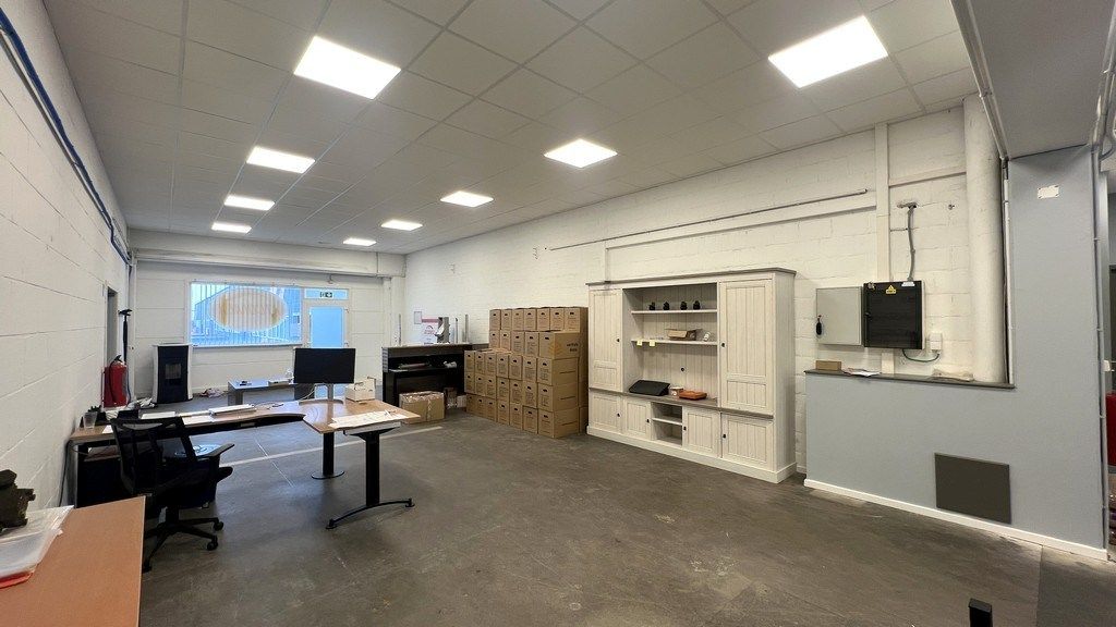 Magazijn met rolbrug en kantoren nabij N47 in Zele foto 10