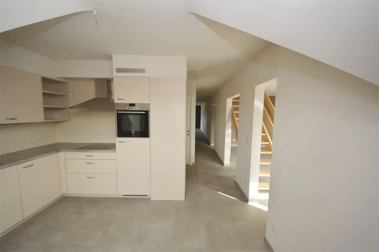 RUIM DUPLEX APP.MET TERRAS + VERPLICHT AAN TE KOPEN ONDERGRONDSE GARAGEBOX foto 8