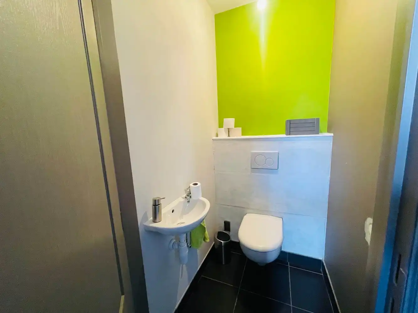 Assebroek, RUIME LICHTRIJKE INSTAPKLARE WONING met GROTE TUIN met  UITWEG+ OPRIT , mogelijkheid garage te bouwen,3 SLAAPKAMERS, Badkamer en douchekamer. foto 8