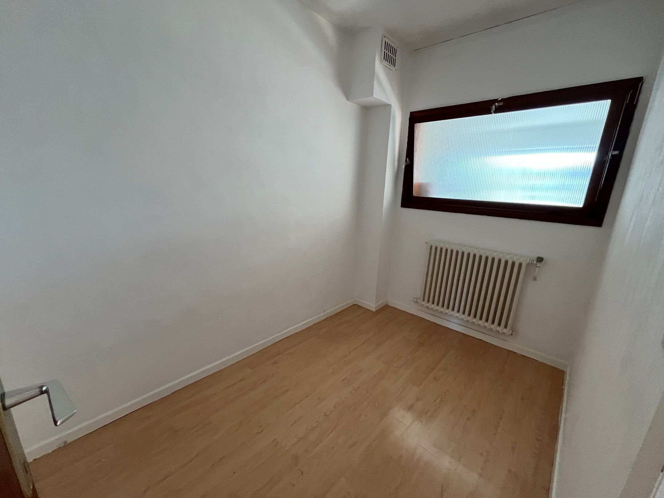 Te renoveren appartement genietend van open zichten, vlakbij het centrum van Knokke. foto 11