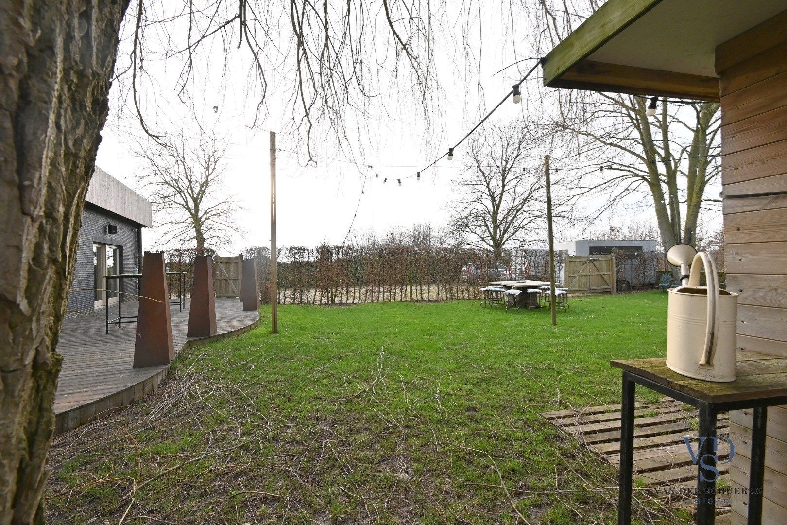 Ruime bungalow met bijgebouwen in Meilegem. foto 15