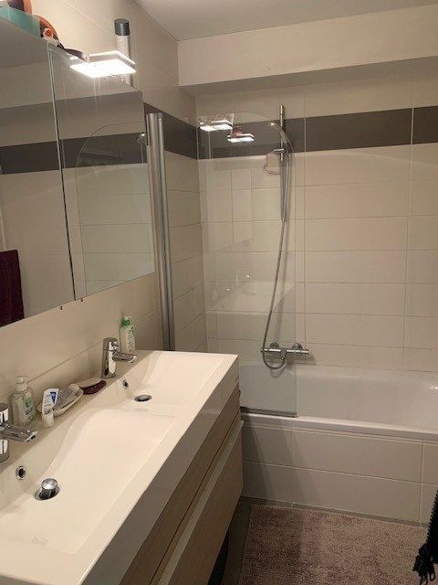 Ongemeubeld tweeslaapkamer-appartement op de tweede verdieping foto 6