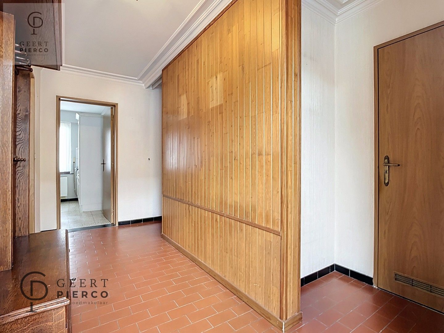 Deze ruime bungalow met vier slaapkamer, garage en tuin is gelegen aan de stadsrand van Landen. foto 3