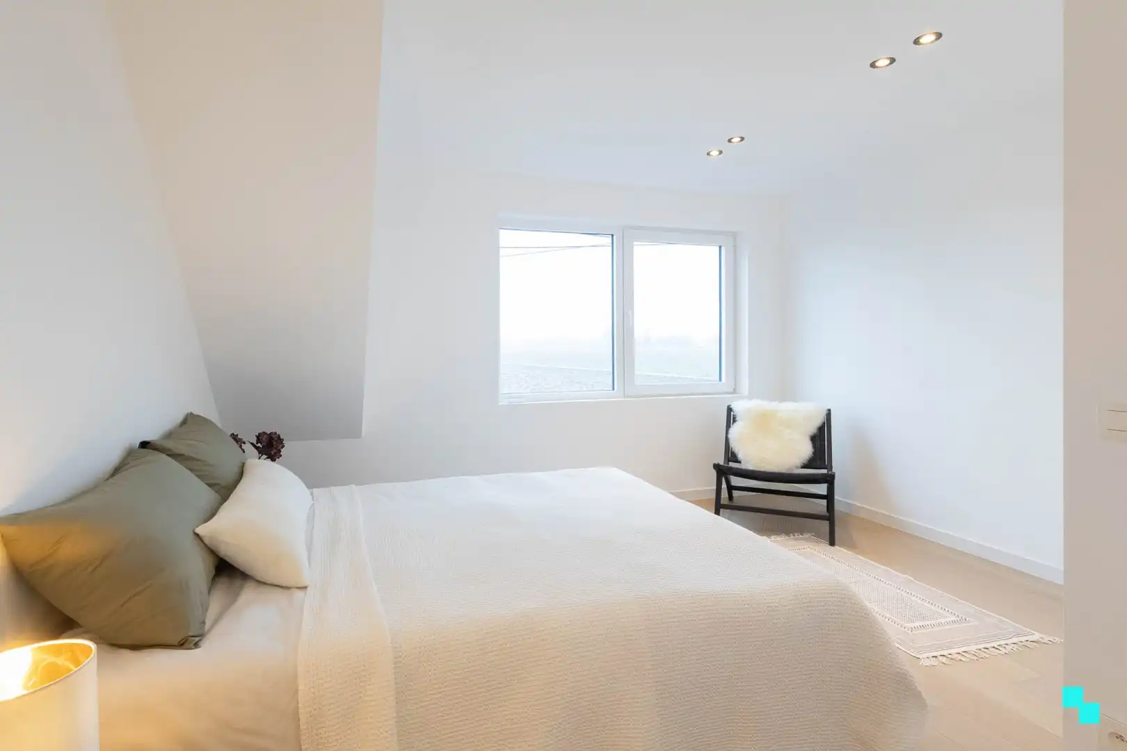 Volledig gerenoveerde woning met zicht op de velden foto 18