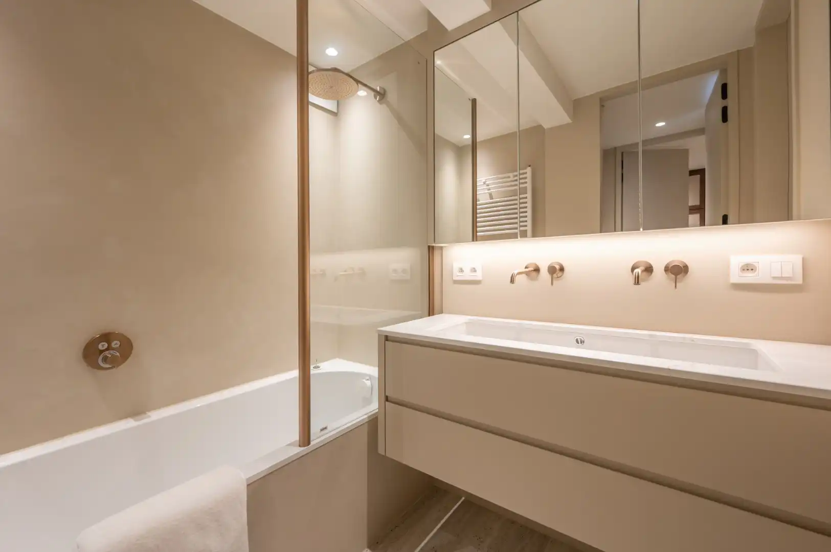 Zeedijk Zoute: Fenomenaal en frontaal zeezicht vanop een totaal gerenoveerd appartement  foto 10