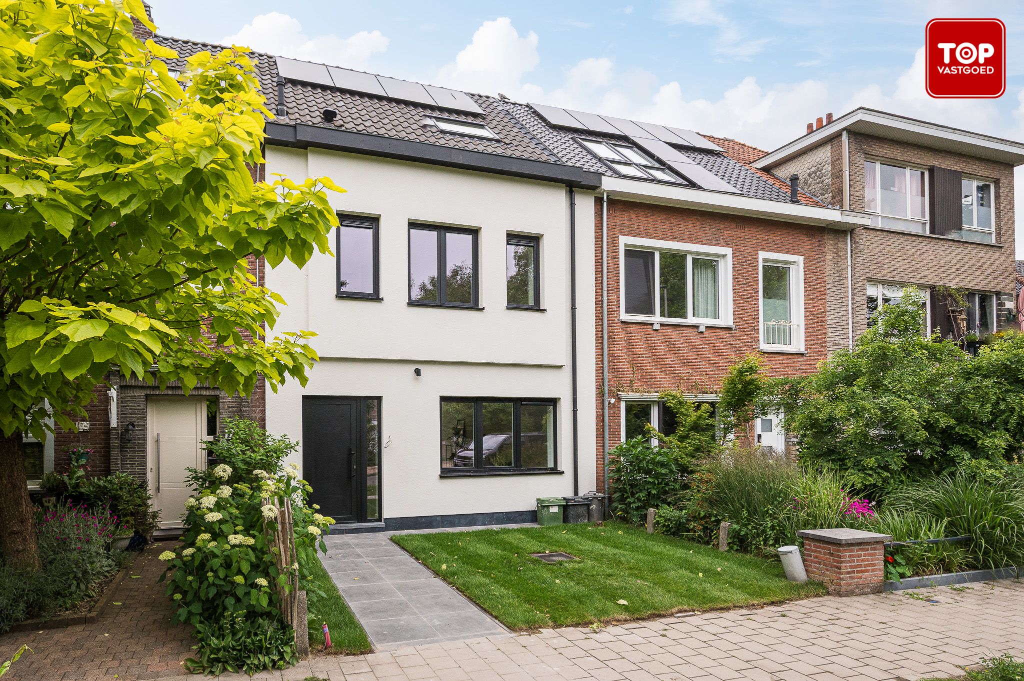 Volledig gerenoveerde woning met 4 slaapkamers nabij Gentbrugse Meersen foto {{pictureIndex}}
