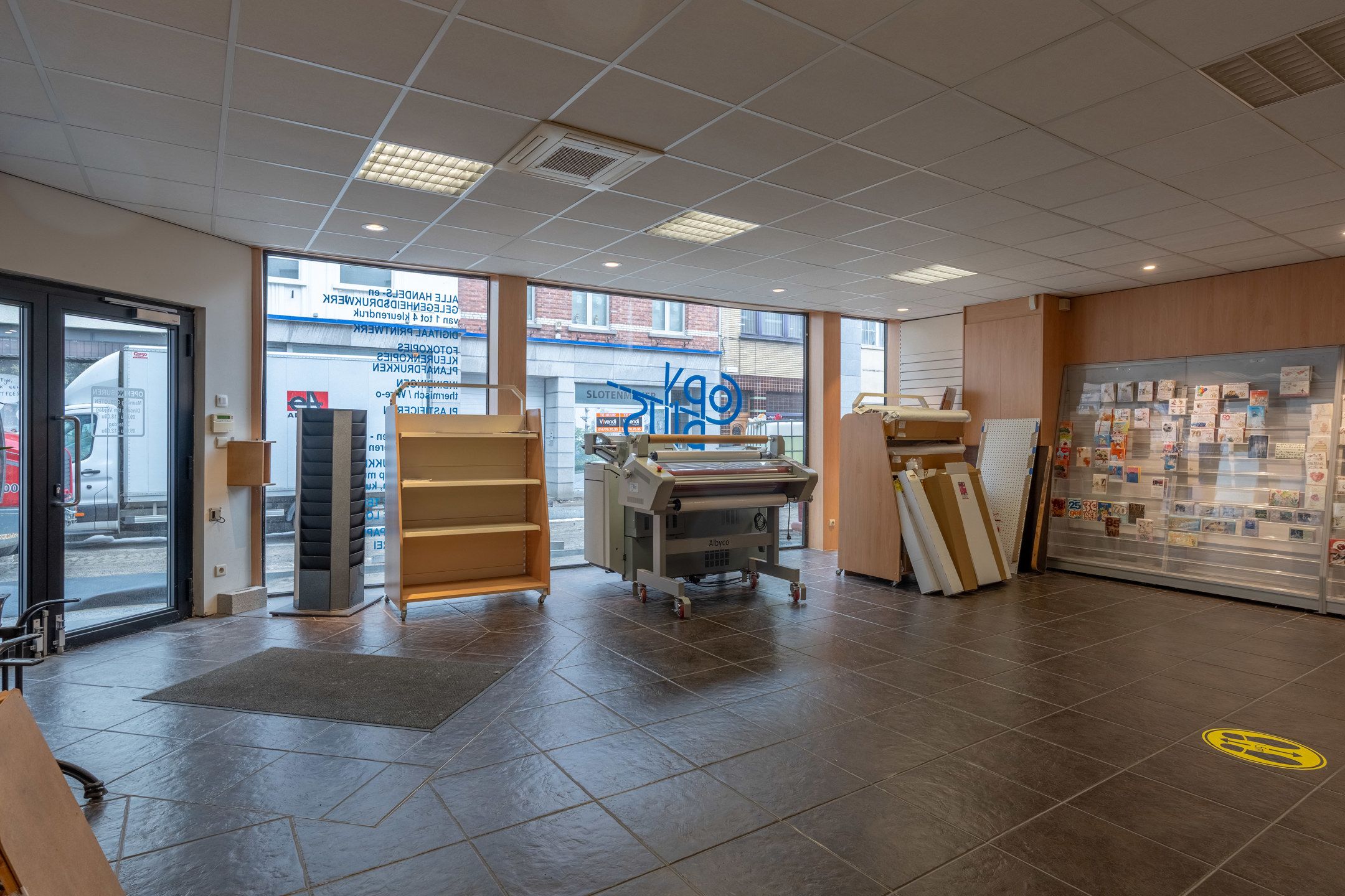 Verrassend ruime handelswoning met bovenliggend appartement. foto 3