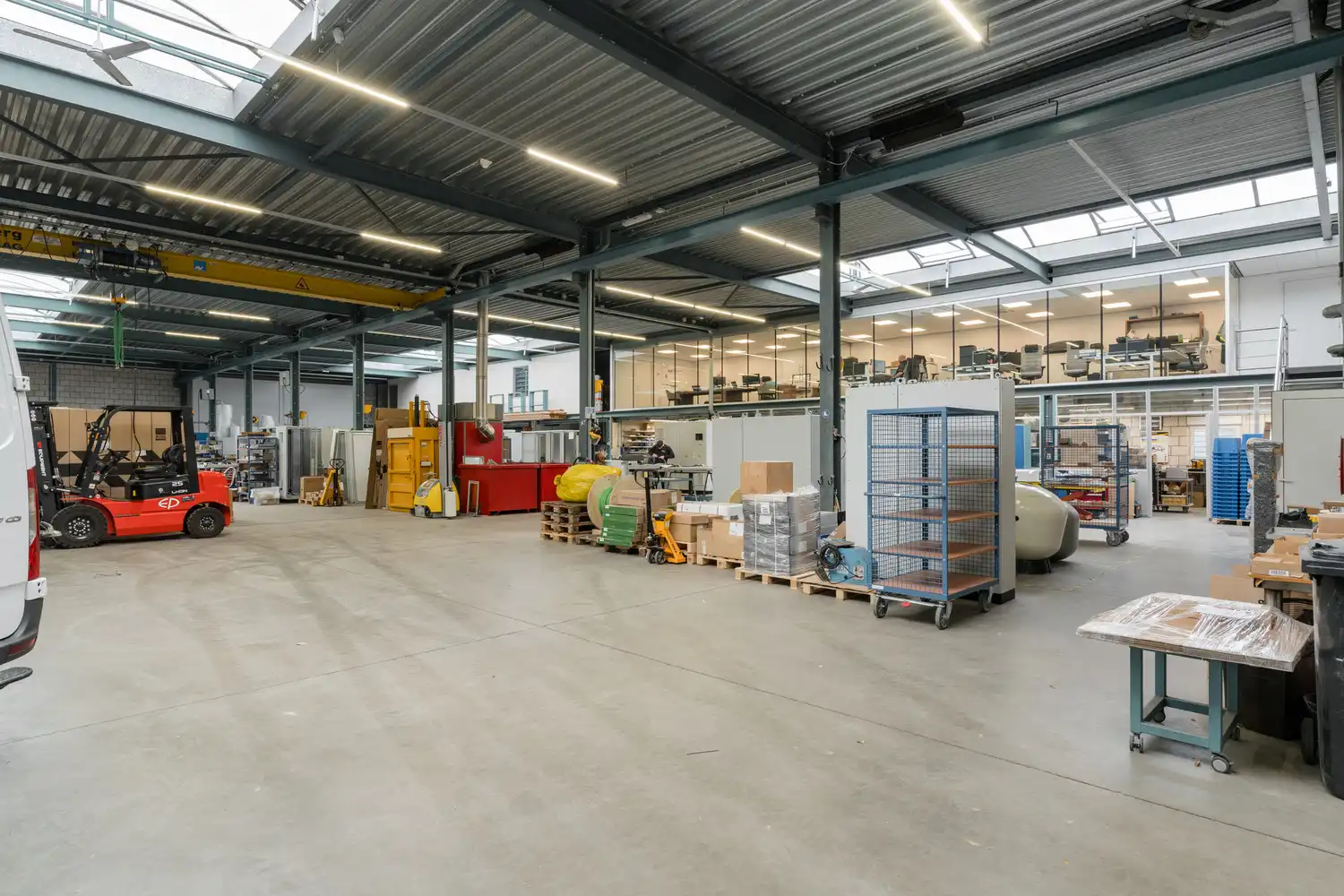 BEDRIJFSPAND MET CONCIERGEWONING foto 87