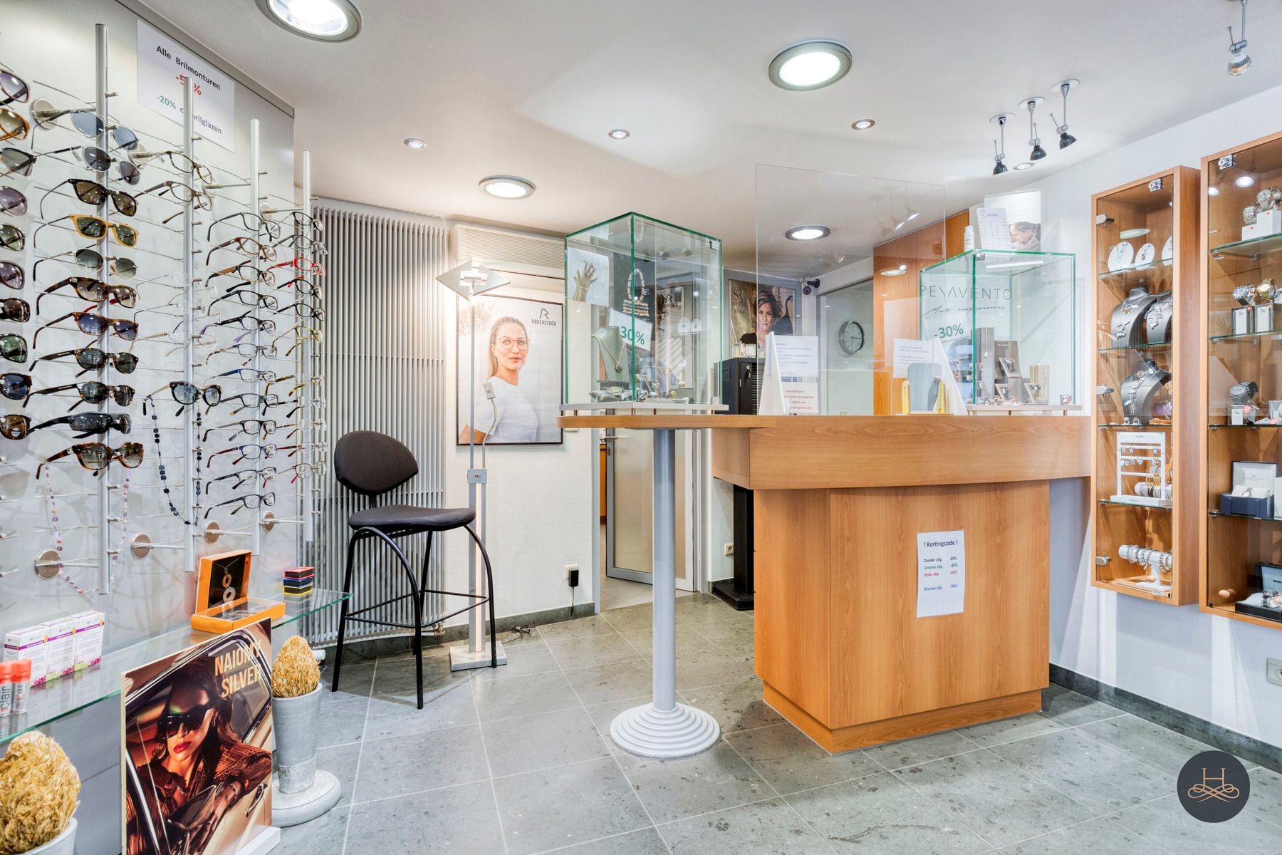 Handelspand met groot appartement in het centrum foto 7