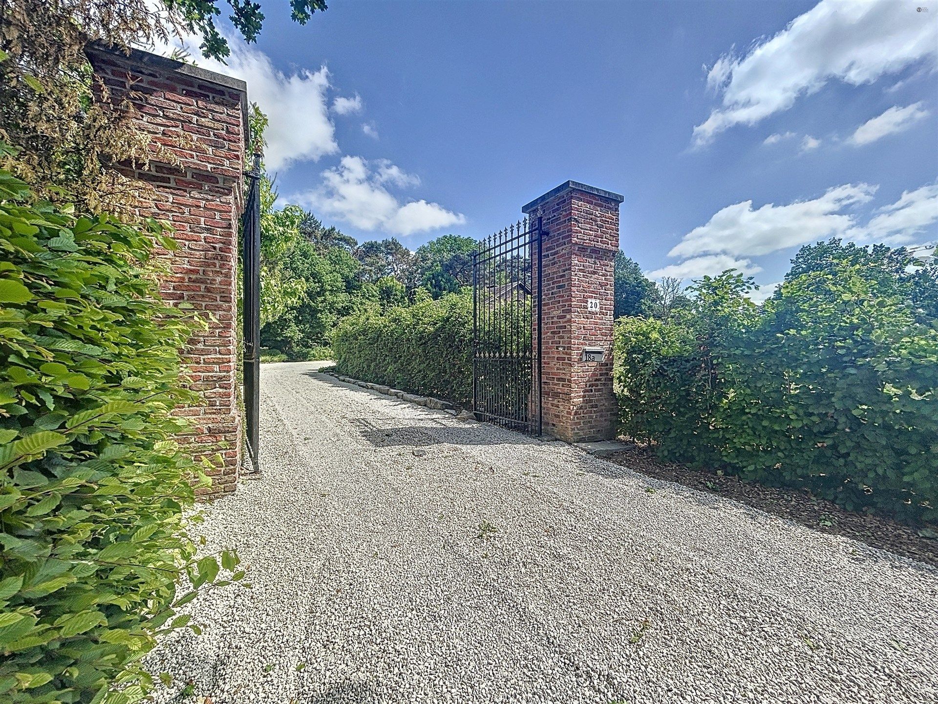 Rustig gelegen woning met (paarden)weide op perceel van 6760 m² foto {{pictureIndex}}