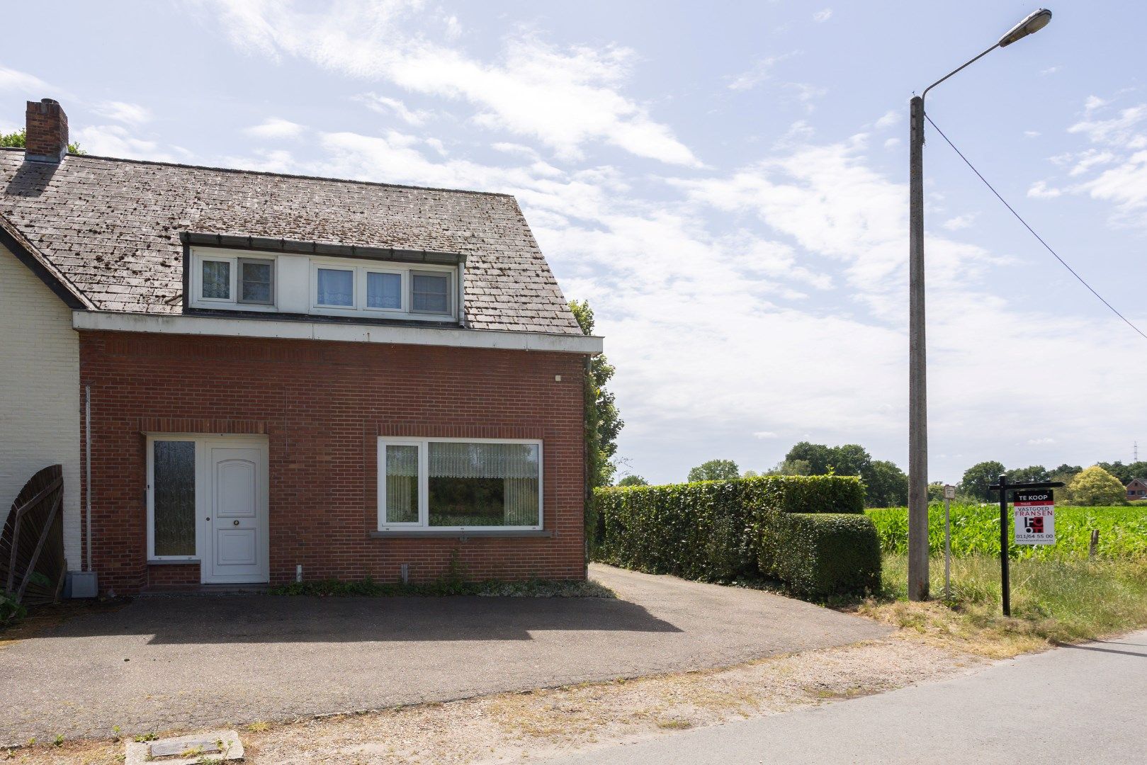 Hoofdfoto van de publicatie: Halfopen woning op een perceel van 12a58ca te koop!