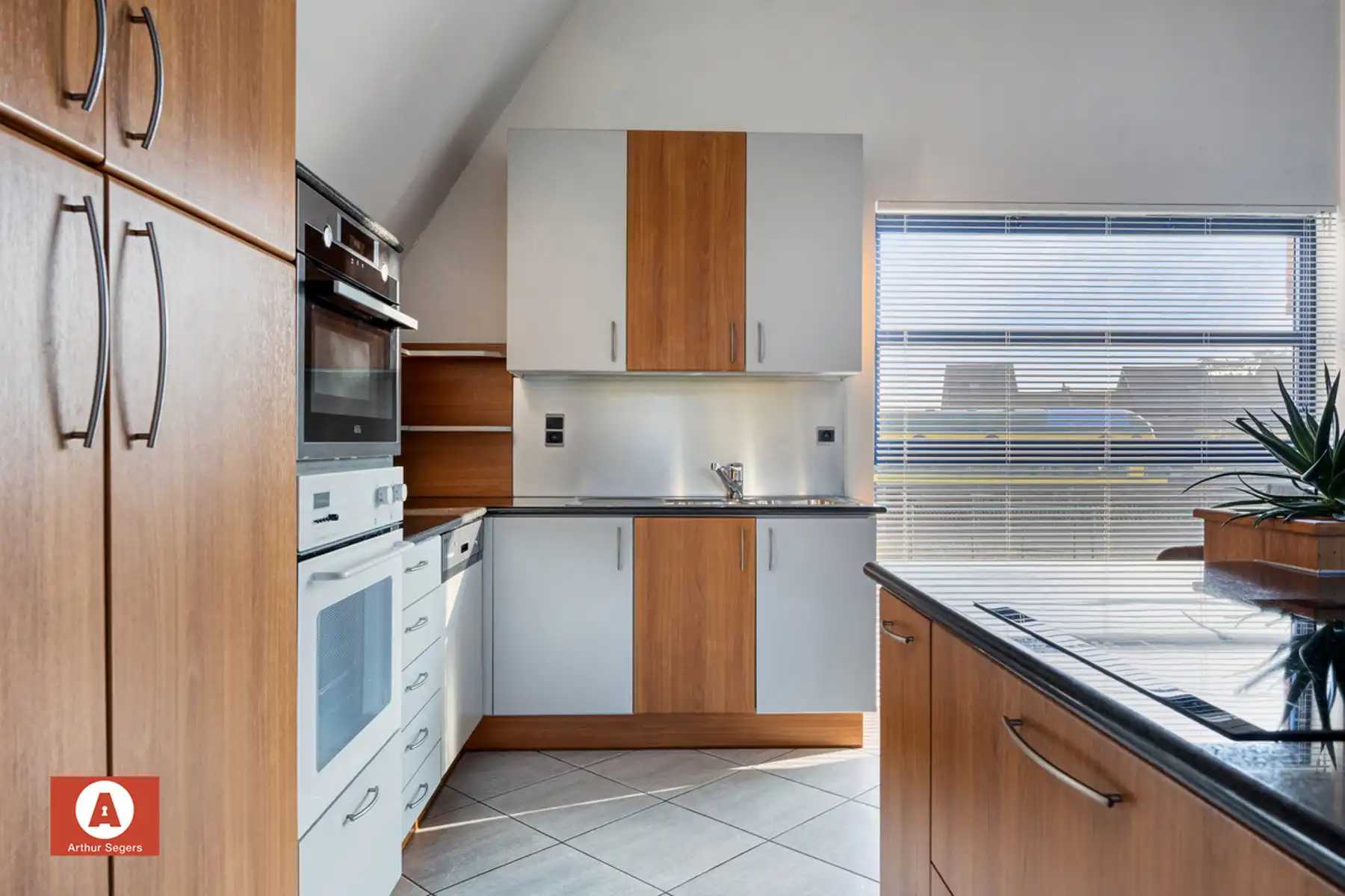 Architectenwoning met inpandige garage. foto 11