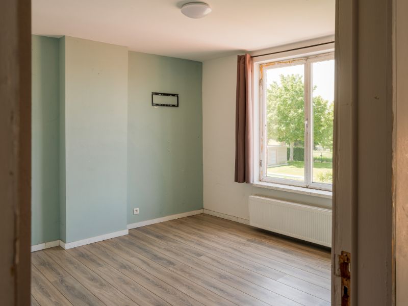 Zedelgem. Centraal gelegen vernieuwde HALF OPEN BEBOUWING met 4 slaapkamers, dressing, garage en bergingen. Ideale ruime gezinswoning met vloerverwarming! foto 9