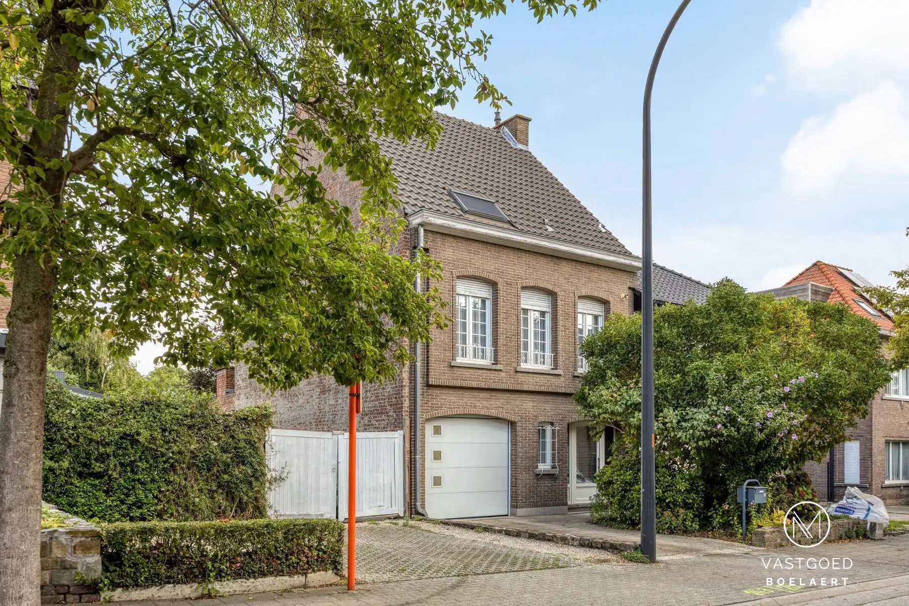Stadswoning met 6 slaapkamers, garage én tuin te Aalst foto {{pictureIndex}}