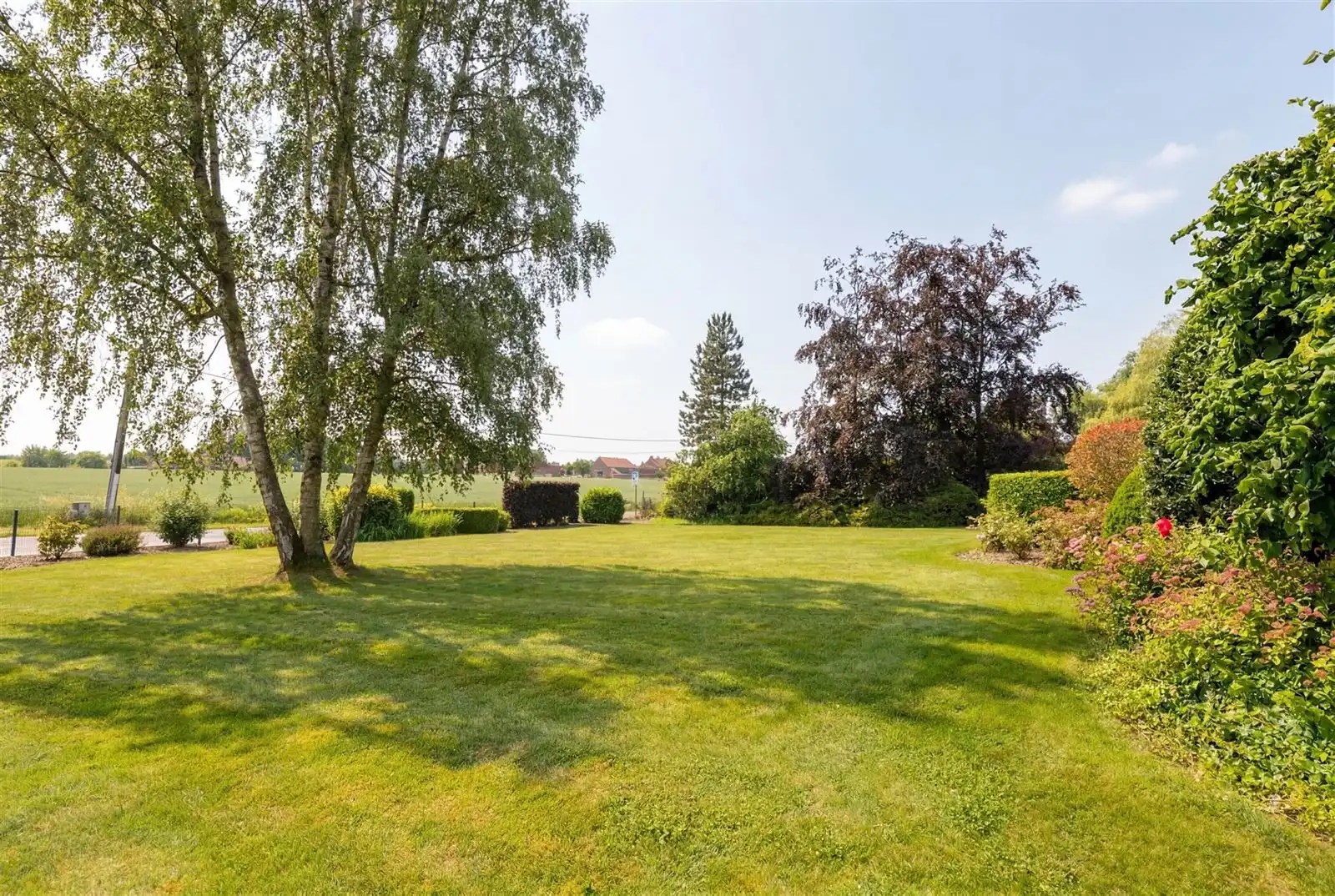 Ruime op te frissen split level villa met grote tuin op 23are20 foto 25