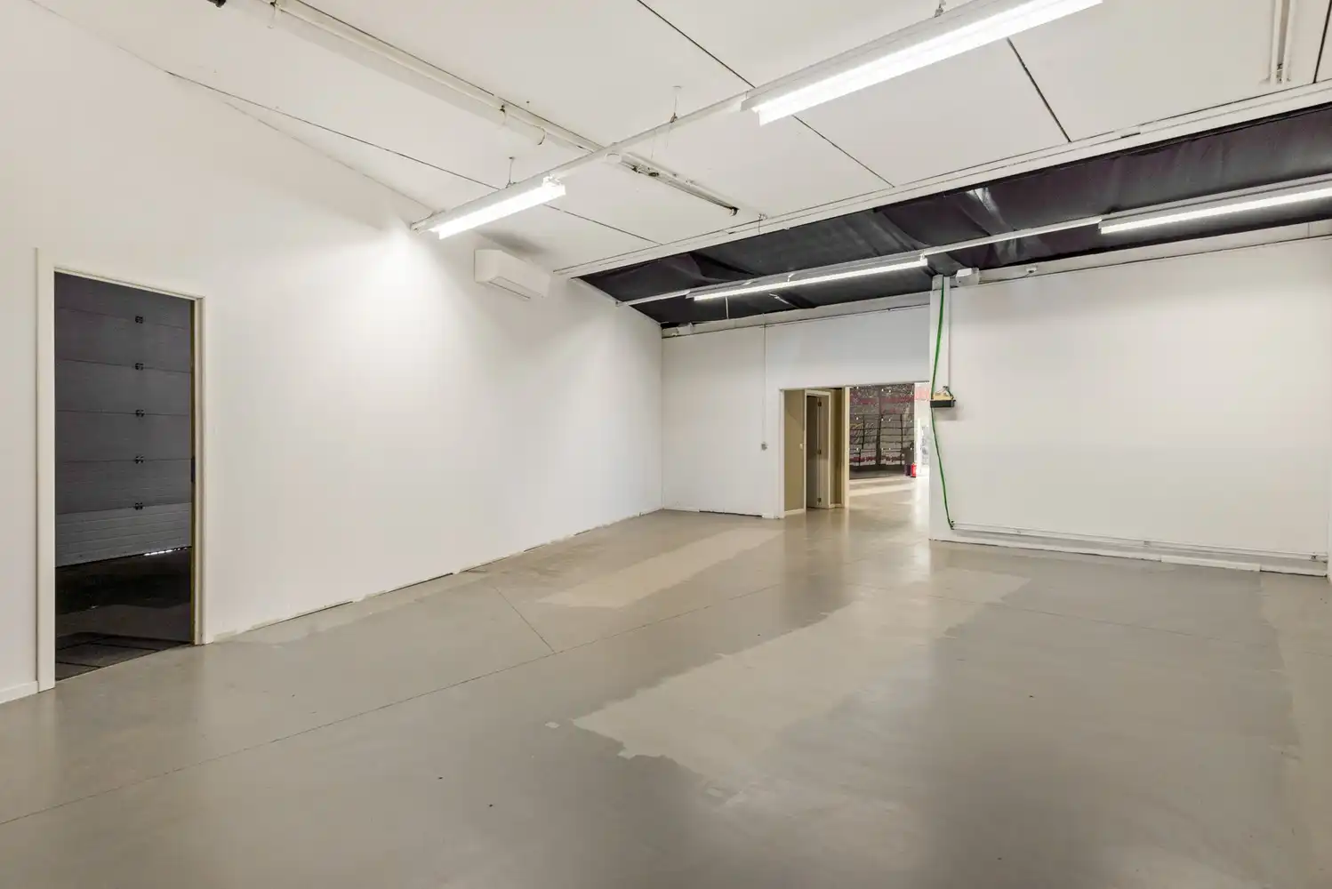 Handelspand met ruime showroom en parking op commerciële ligging te Kontich foto 3