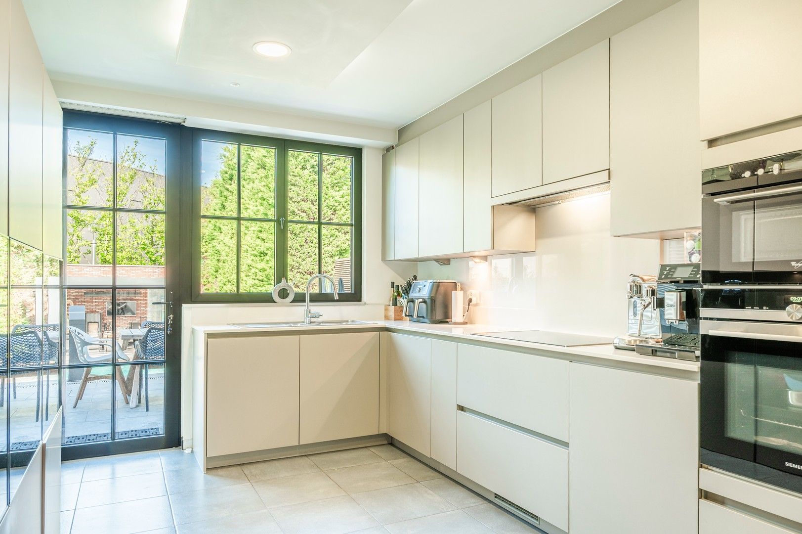 Gelijkvloerse villa met zwembad te koop in Zwijndrecht! foto 7