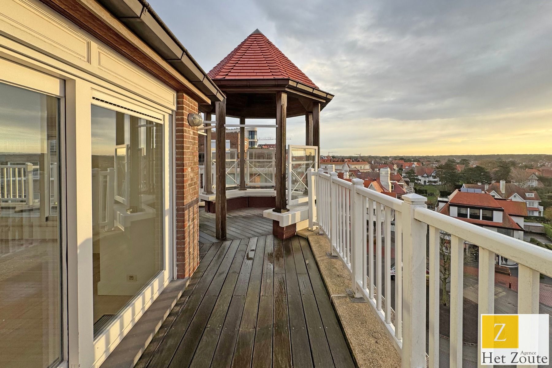 Duplex hoekappartement aan Driehoeksplein Knokke Het Zoute foto {{pictureIndex}}