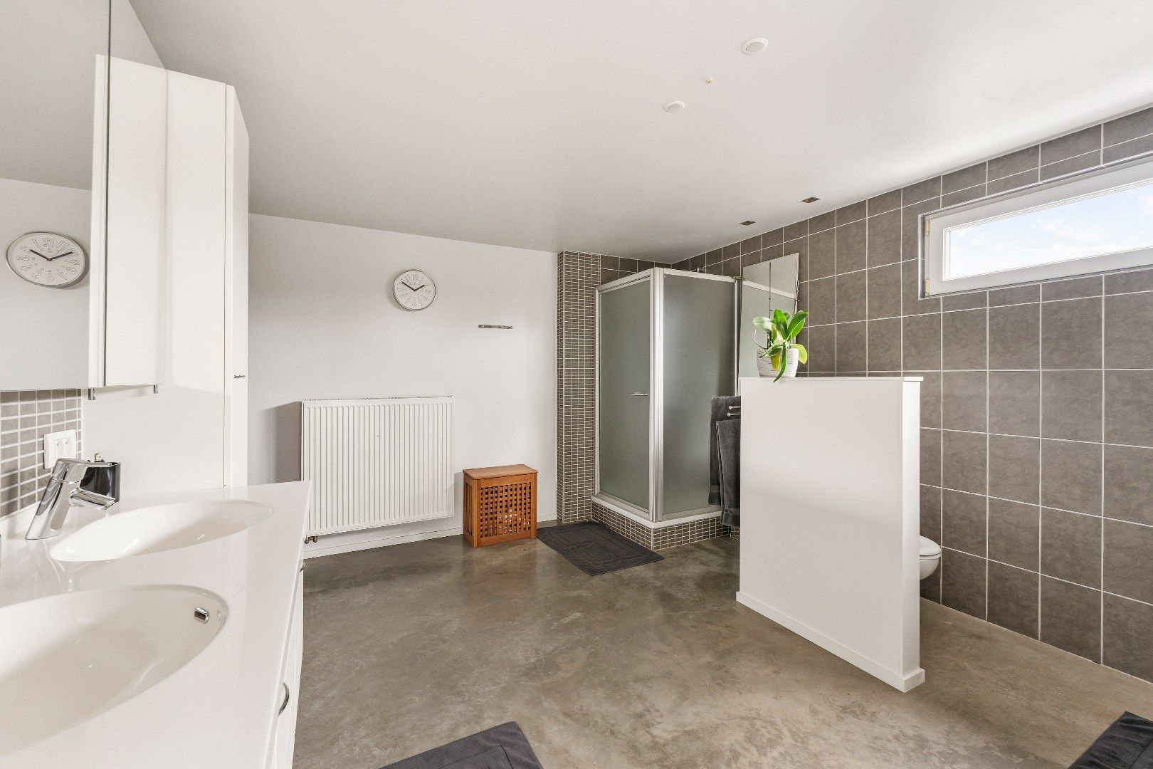 Magazijn en woonst met 4 slaapkamers op bedrijventerrein. foto 17