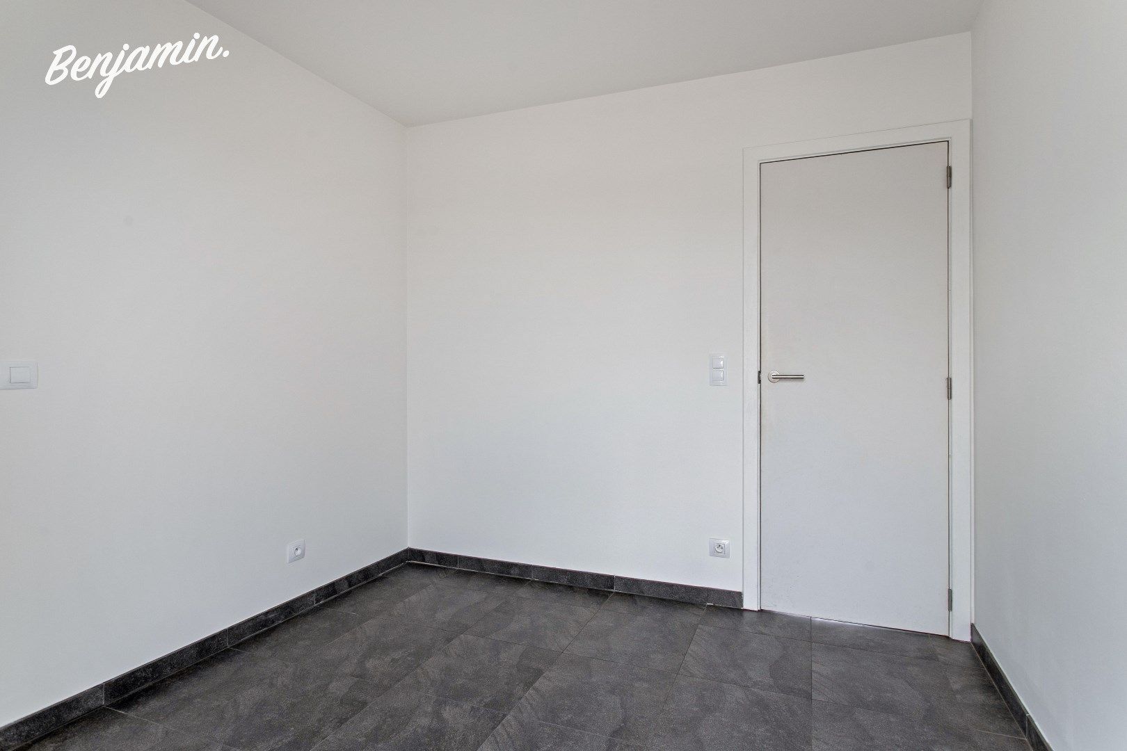 Recent instapklaar appartement met zonneterras en staanplaats in Roeselare foto 9