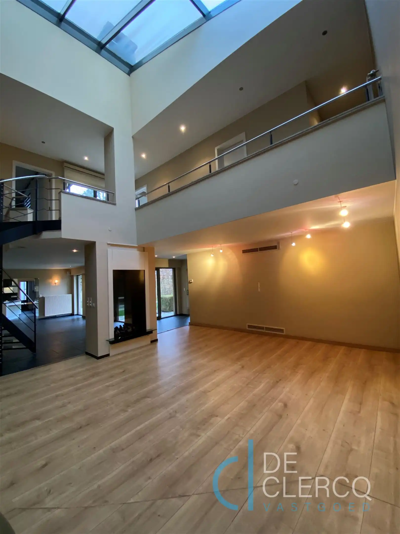 Karaktervolle woning verscholen in een rustige omgeving langs de Antwerpsesteenweg te Oostakker!  foto 2