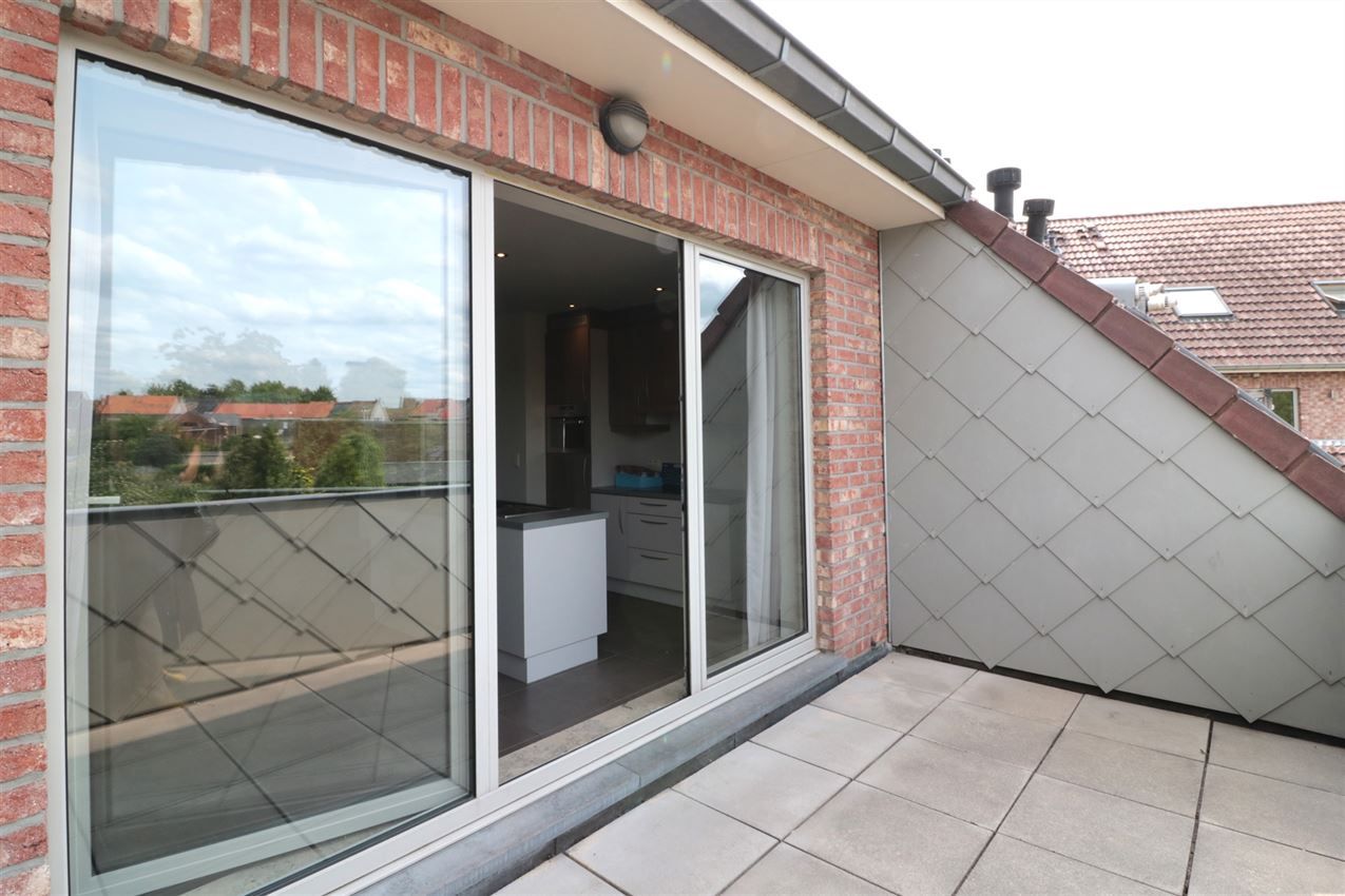 Duplex appartement op 2e verdiep (lift) met 2 slpk., mooi groot terras en dubbele garage   foto 3