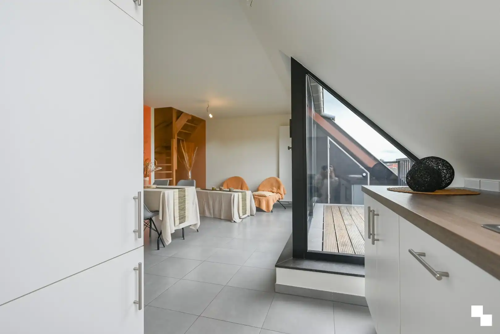 Duplex appartement met garage en twee staanplaatsen nabij centrum Izegem foto 17