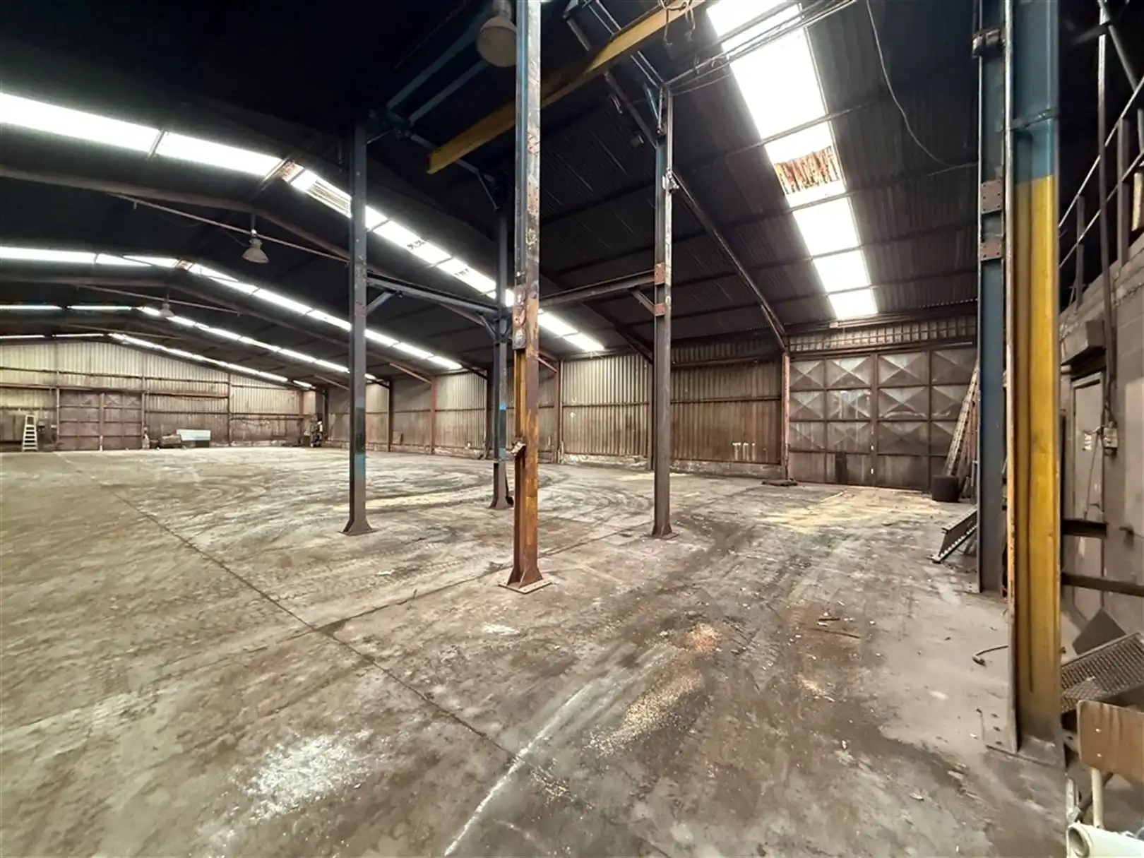 Industriële site met volledig verhard buitenterrein  foto 9