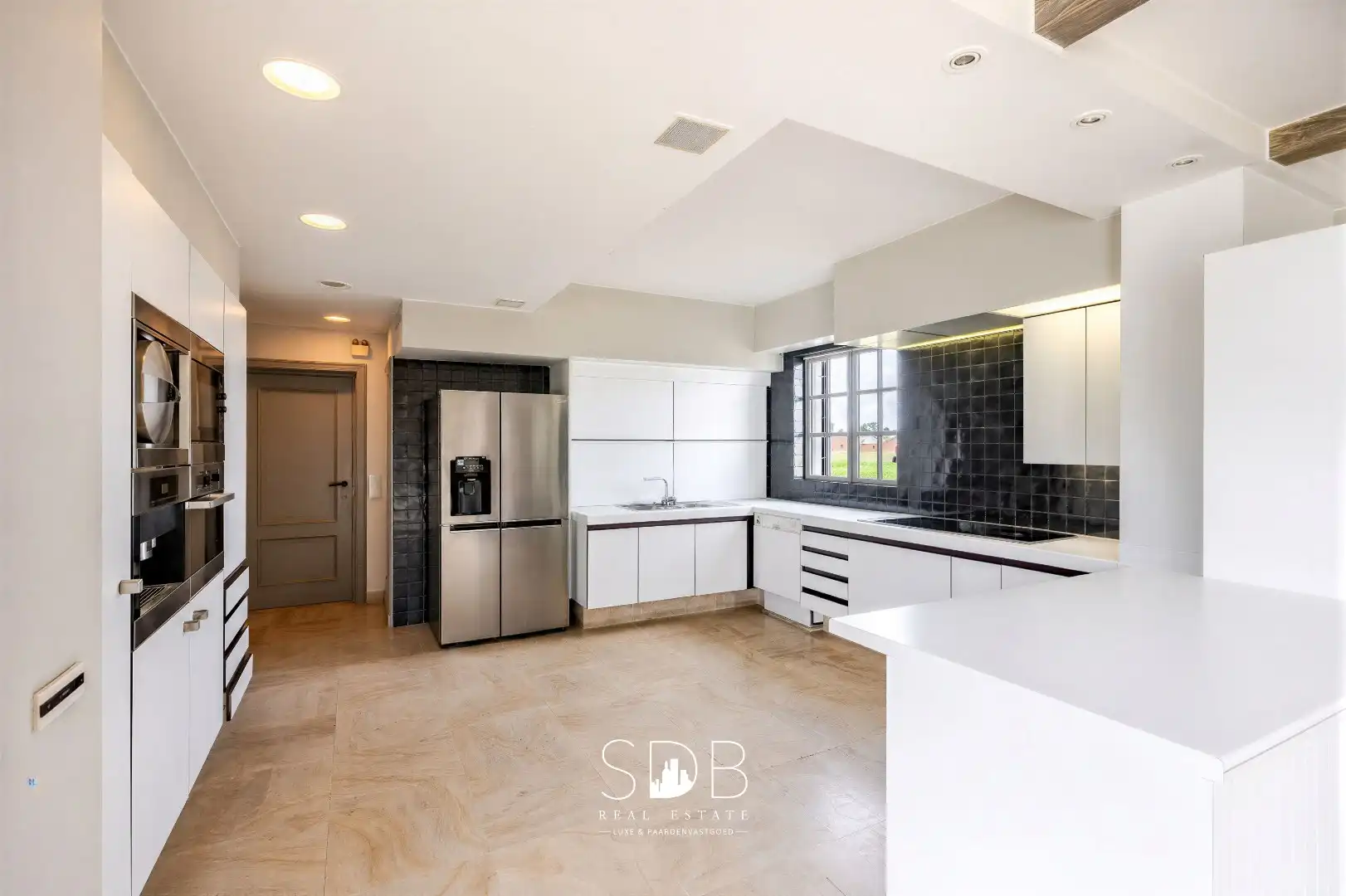 Landelijke villa met bijgebouwen en graslanden op 23.740m² foto 11
