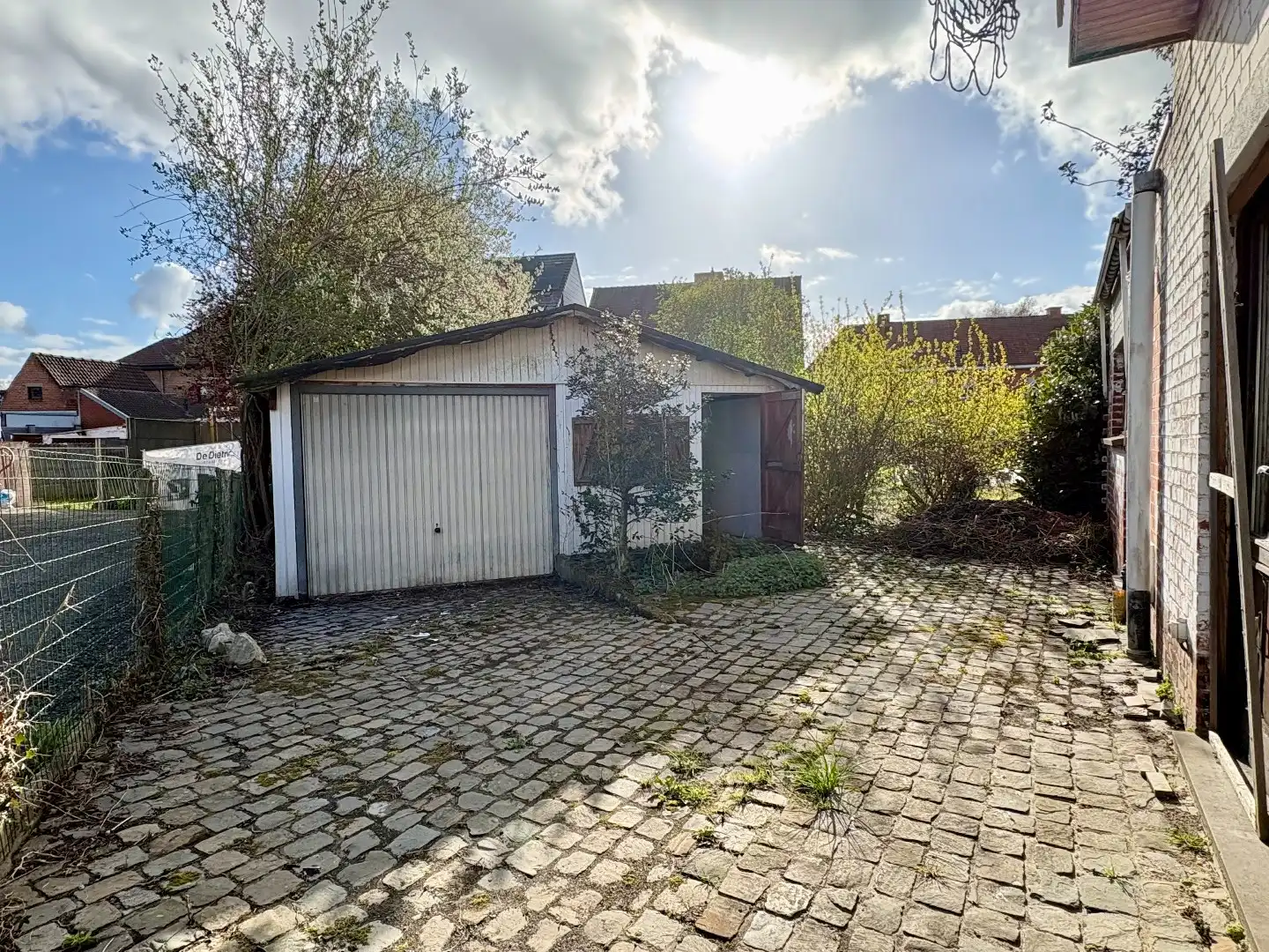 Te renoveren woning met 233m², garage, tuin en vele slaapkamers. foto 3