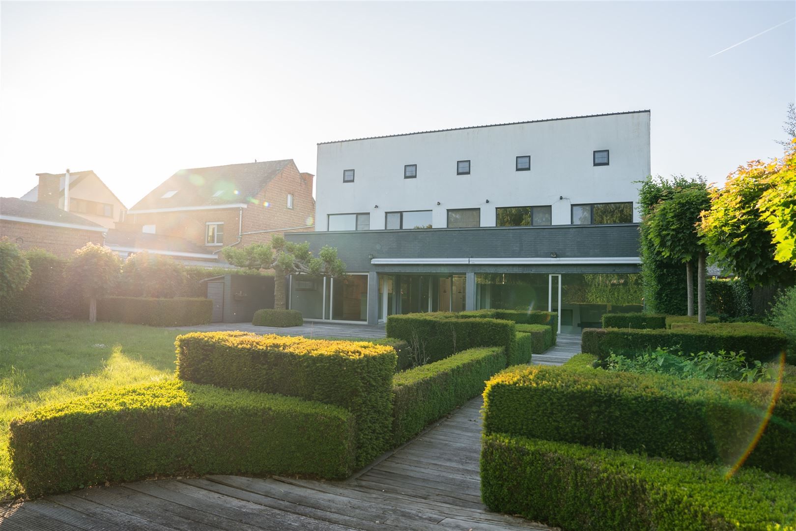 Vrijstaande villa met dubbele garage en tuin. foto 2