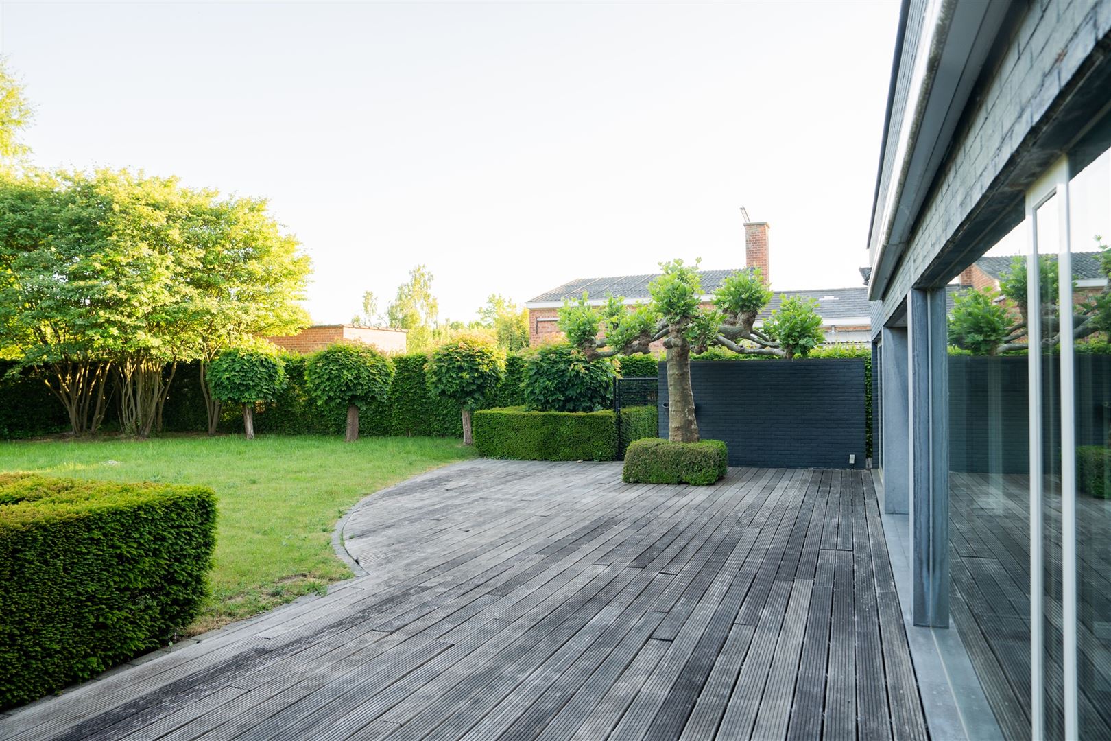Vrijstaande villa met dubbele garage en tuin. foto 2