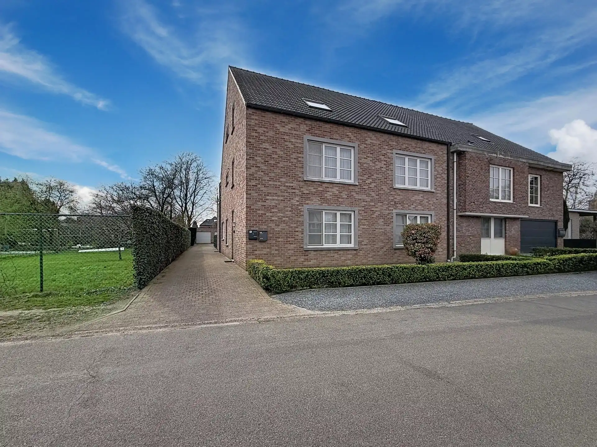 Te koop: Ruim duplex appartement met 4 slaapkamers in Lommel foto 2