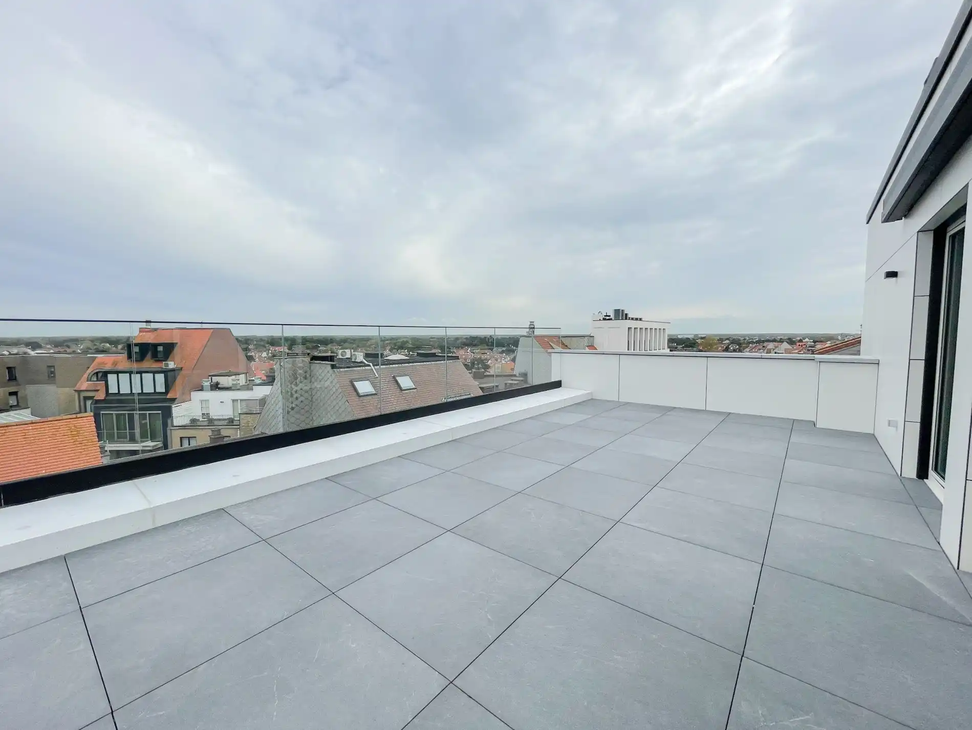 Volledig gerenoveerd dakappartement met een terras van ongeveer 45 m². foto 3