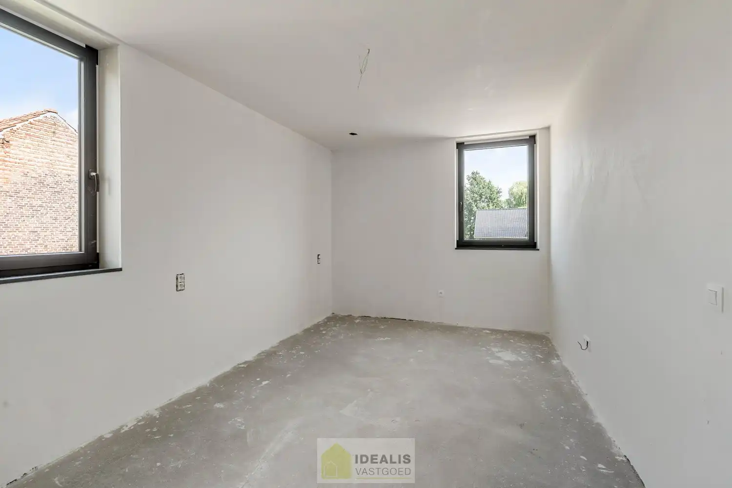 PRACHTIGE NIEUWBOUWWONING (GRONDAANDEEL €150.000 + 12% REGISTRATIERECHTEN EN CONSTRUCTIE €279.000 + 21% BTW) MET EEN HEERLIJK LICHTRIJKE WOONKAMER MET OPEN KEUKEN, RUIME BERGING, 3 SLAAPKAMERS EN EEN RUIME BADKAMER VOORZIEN VAN ALLE COMFORT OP EEN PERCEEL VAN 4A 35CA! Een aangename woning met een bewoonbare oppervlakte van +-110m², op een perceel van 4a 35ca! De woning biedt op de gelijkvloerse verdieping een heerlijk ruime woonkamer met open keuken, een ruime berging, een wc en een hal met trap naar de verdieping. Op deze eerste verdieping beschikt de woning over maar liefst 3 slaapkamers en een goed uitgeruste badkamer. Een woning met vele troeven dus, nl. nieuwbouw, een fijne locatie, 3 slaapkamers, laag energieverbruik,… foto 24