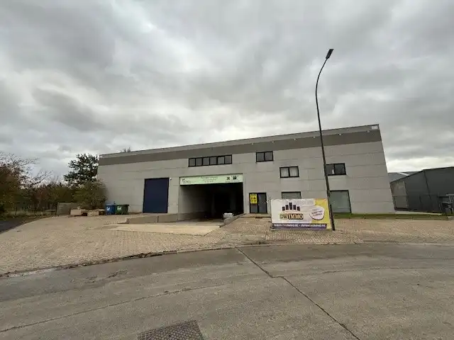 RUIM, INSTAPKLAAR MAGAZIJN MET MODERNE KANTOORRUIMTE TE HUUR IN ZELE foto {{pictureIndex}}