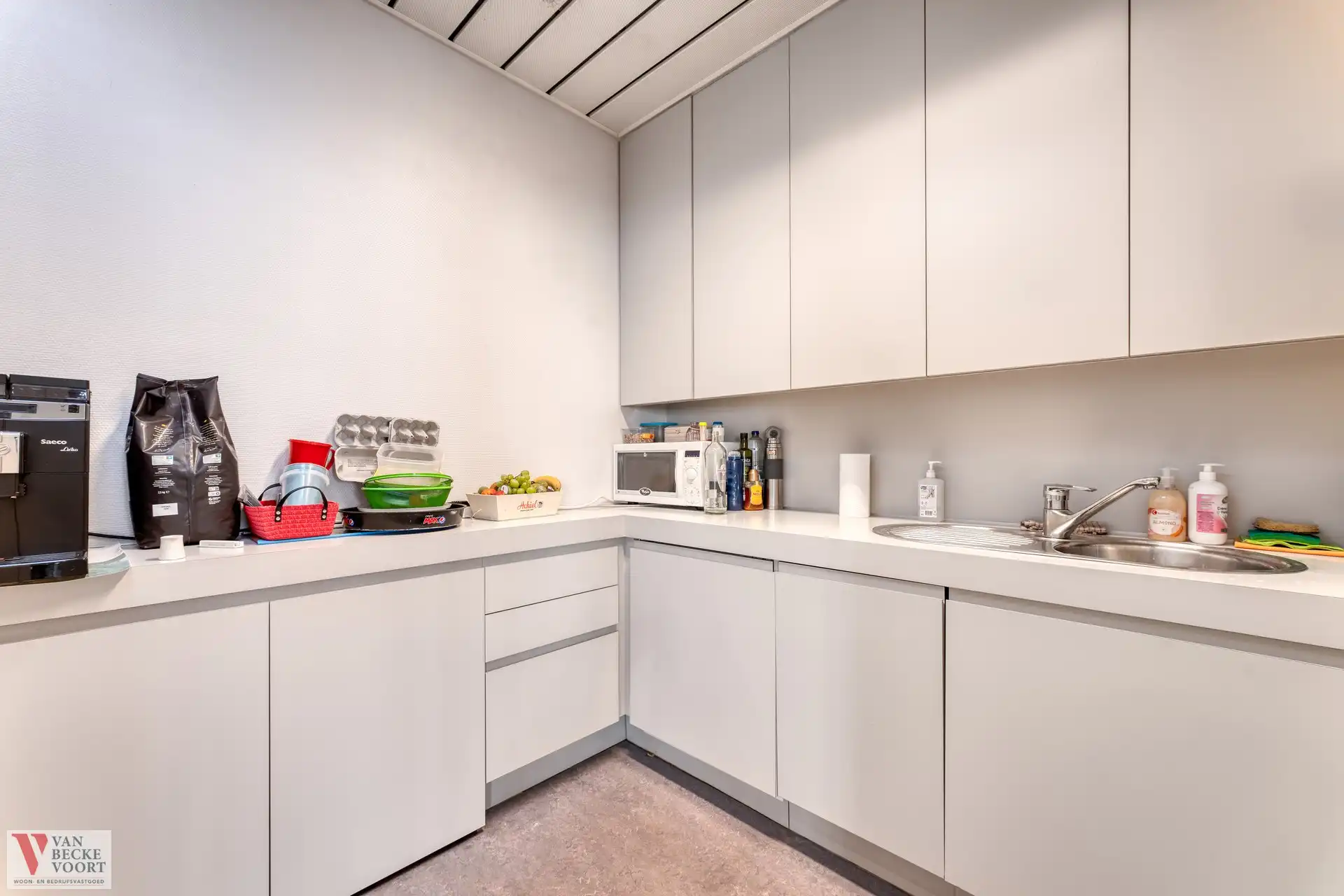 Handelsgelijkvloers 217m² + 6 autostandplaatsen foto 13