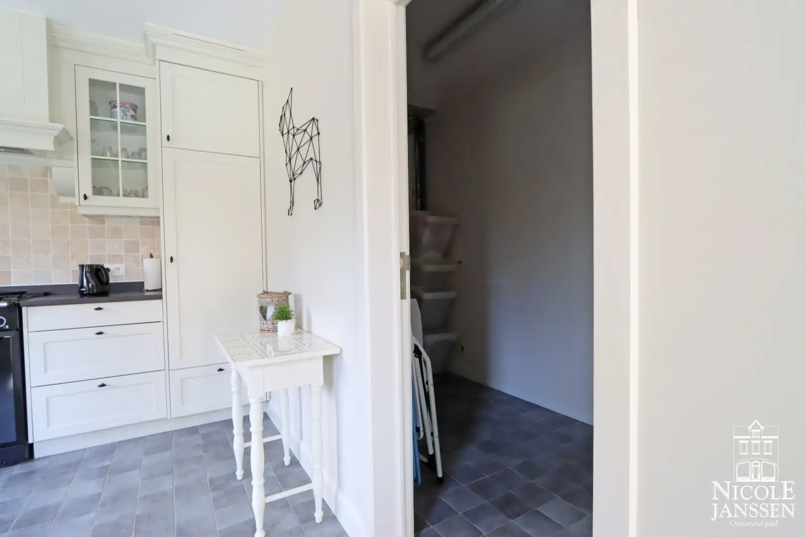 Instapklare halfvrijstaande gezinswoning met diepe tuin en ruime carport foto 10