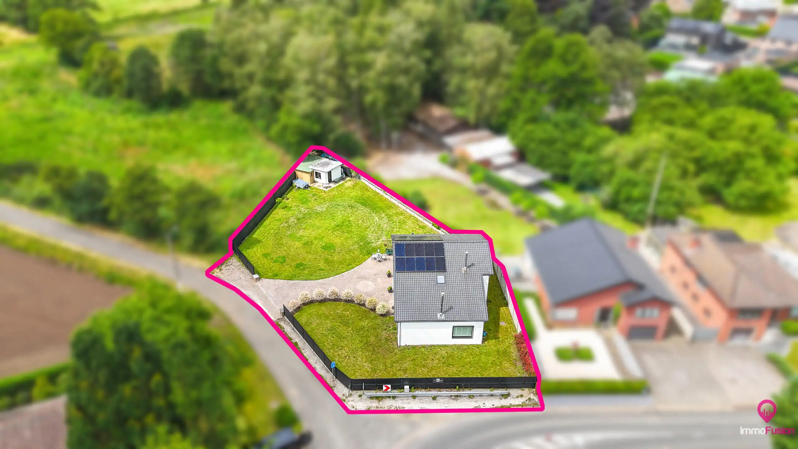 Ruime gerenoveerde gezinswoning met 4 slaapkamers op perceel foto 36