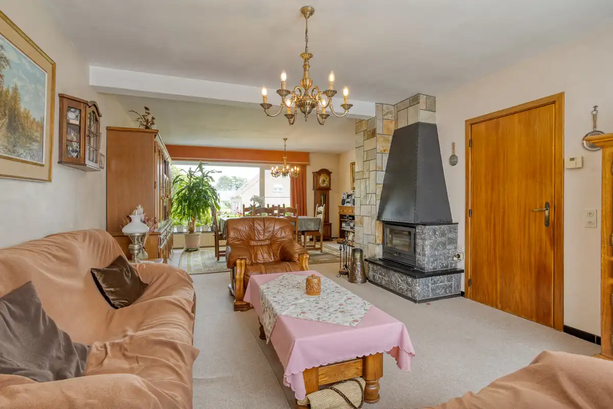 Te verfraaien woning - ruime tuin en garage foto 4