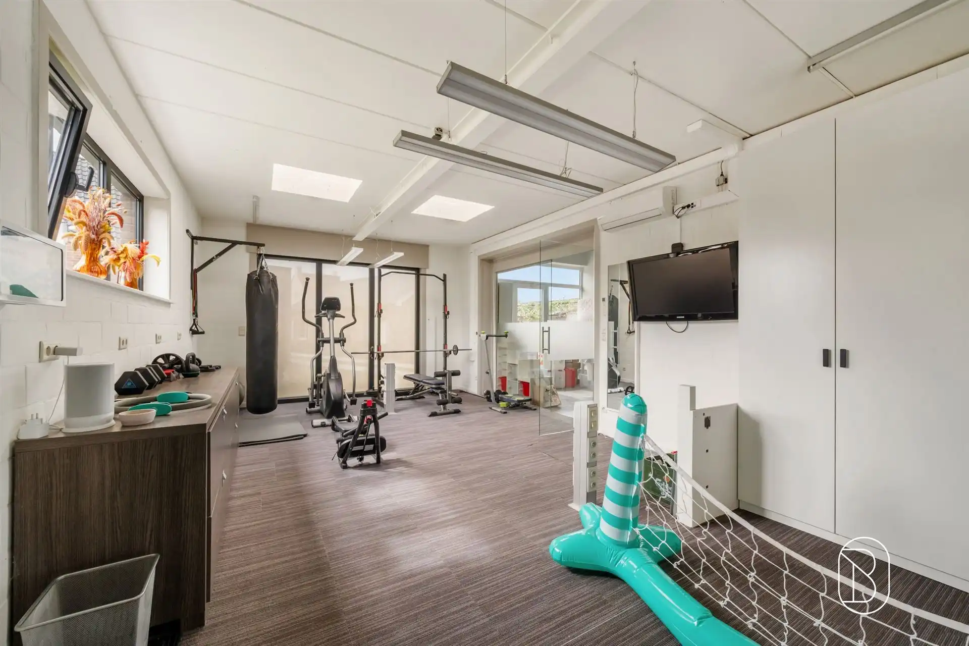 Instapklare woning met zwembad en bijgebouw foto 11