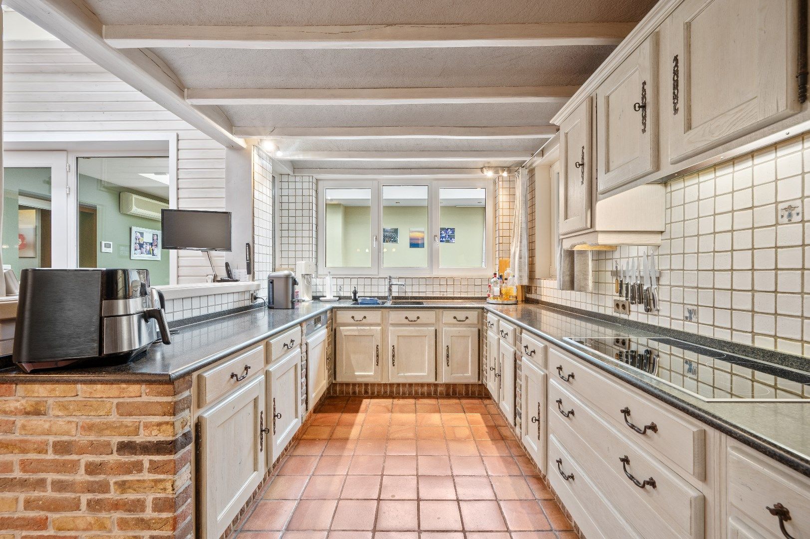 Gezinswoning met 5 slaapkamers, 2 badkamers en prachtige tuin foto 3