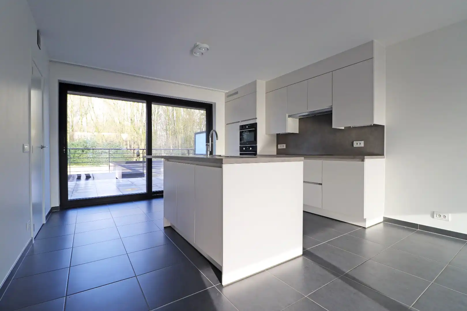 Lichtrijke woning met carport foto 2