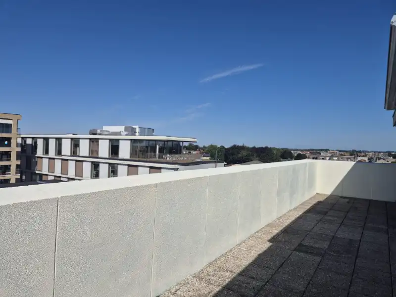 Roeselare-stadskern. PENTHOUSE op 6de verdieping aan het Coninckplein gelegen, met 2 slaapkamers, ochtendterras en avondterras. Een pareltje met unieke ligging ! foto {{pictureIndex}}