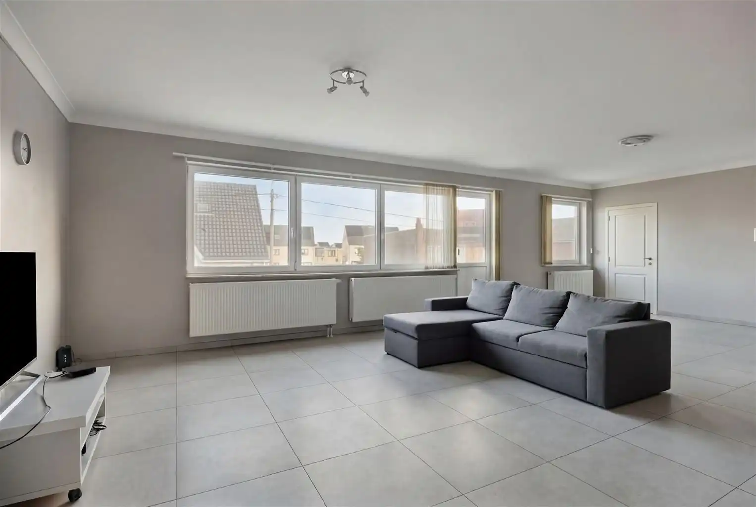 Zeer ruim 4-slaapkamerappartement met ruime terrassen en een afgesloten garage, gelegen nabij het centrum van Maaseik. foto 2